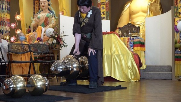 世界佛教教皇南无羌佛 单手勾提437.2磅金刚杵
